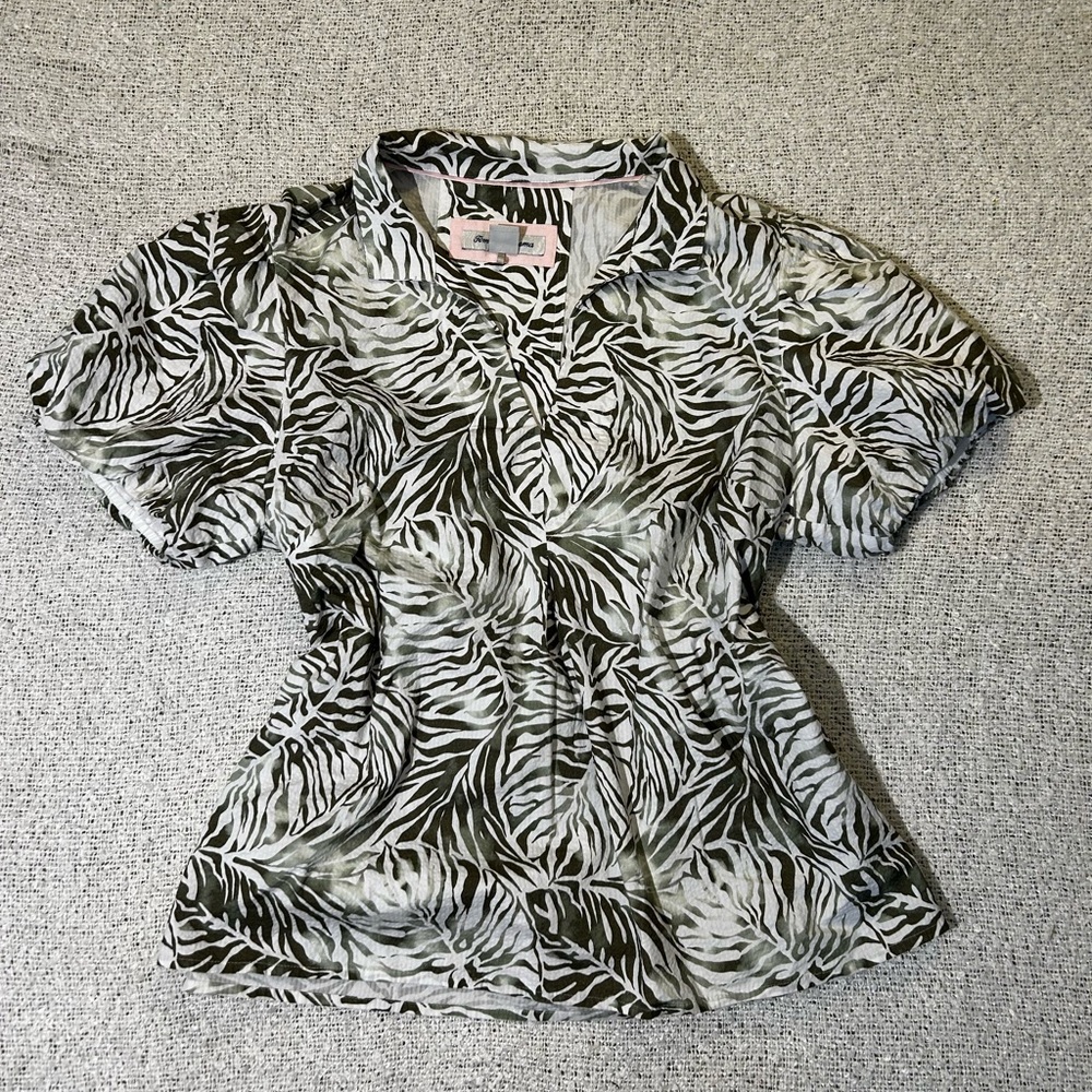 Tommy Bahama green & white jungle vibes v-neck shirt with puff sleeves. Size M